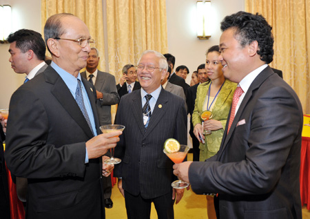 Ông Đặng Thành Tâm trao đổi cùng thủ tướng Myanma Thein Sein và Ông Lê Hoàng Quân - Chủ tịch TP Hồ Chí Minh  