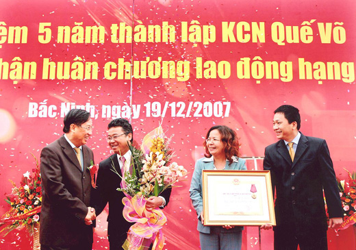 Phó Thủ tướng Phạm Gia Khiêm trao Huân chương hạng 3 cho Ban lãnh đạo KBC